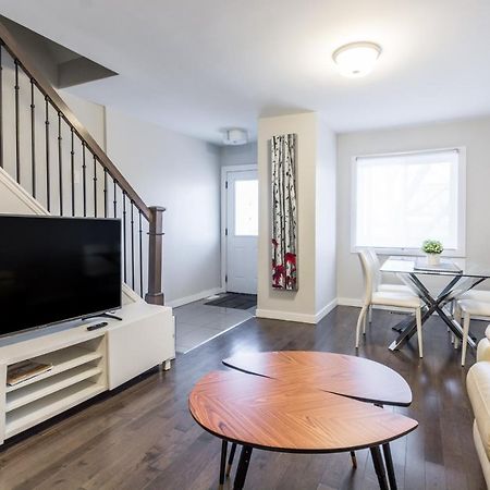 Spacious 3 Bdrm Home Near Downtownオタワ エクステリア 写真