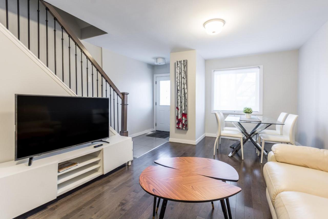 Spacious 3 Bdrm Home Near Downtownオタワ エクステリア 写真
