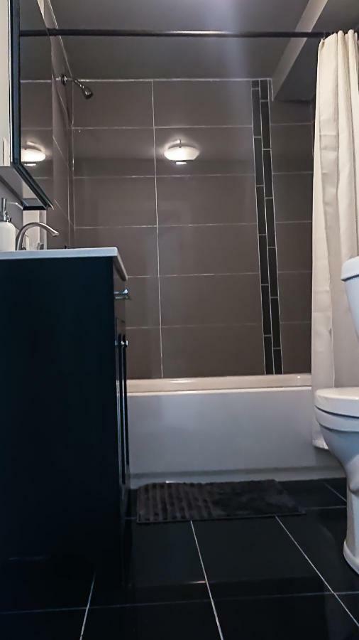 Spacious 3 Bdrm Home Near Downtownオタワ エクステリア 写真