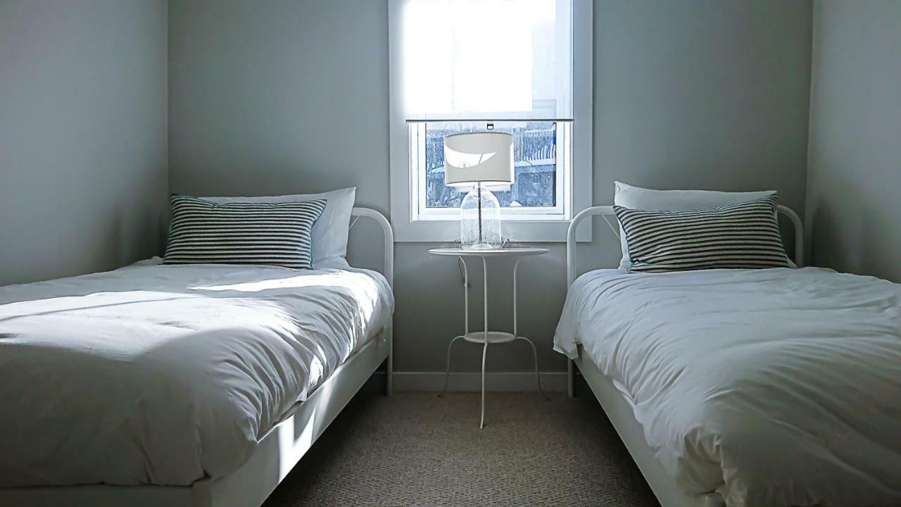 Spacious 3 Bdrm Home Near Downtownオタワ エクステリア 写真