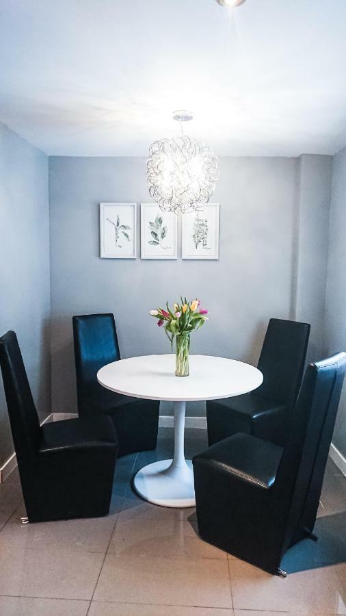 Spacious 3 Bdrm Home Near Downtownオタワ エクステリア 写真