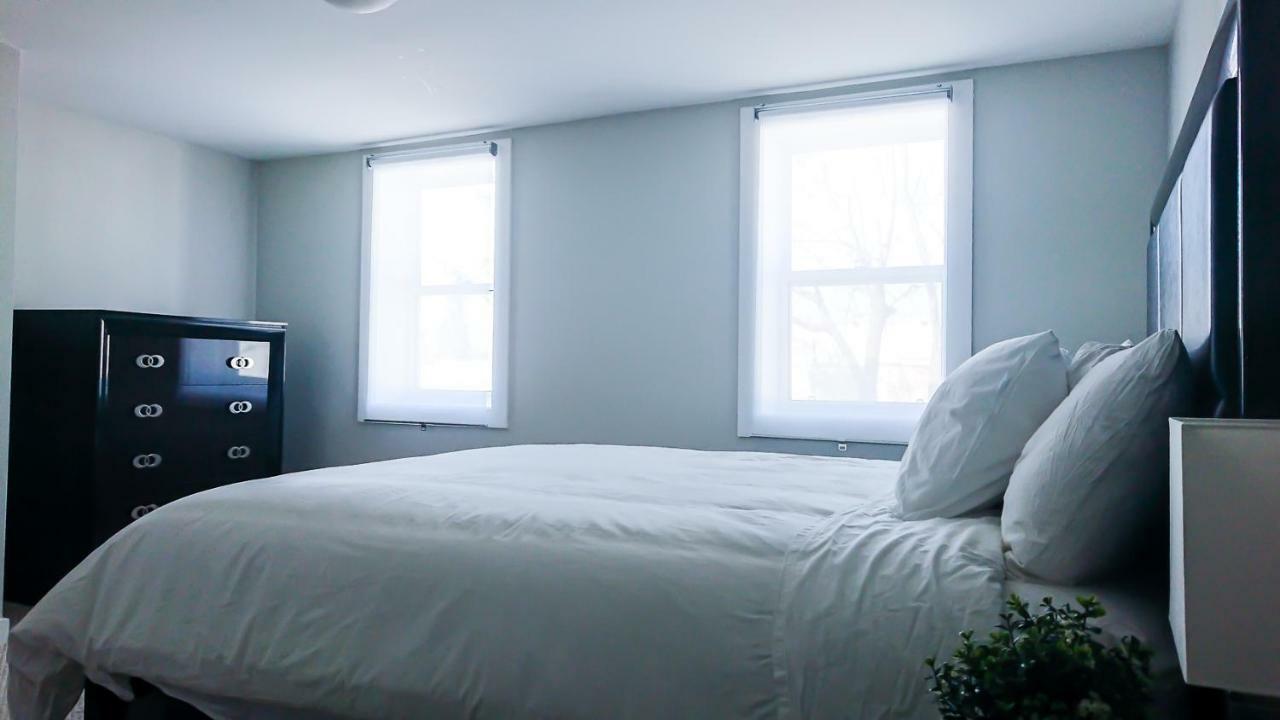 Spacious 3 Bdrm Home Near Downtownオタワ エクステリア 写真